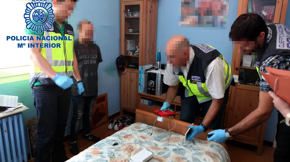 Imágenes de la detención del 'ciberdepredador sexual', situado a la izquierda y con camiseta negra