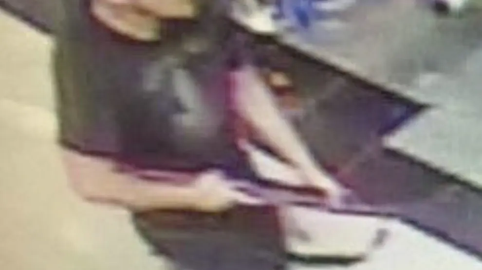 El presunto autor del tiroteo en Burlington, con el rifle en la mano, captado por una cámara del centro comercial.