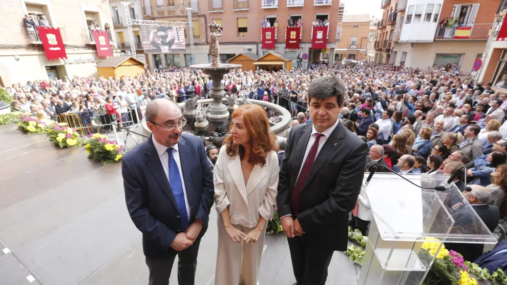 Javier Lambán, Elvira Lindo y Sergio Ortiz, en la Fiesta de la Vendimia de Cariñena.