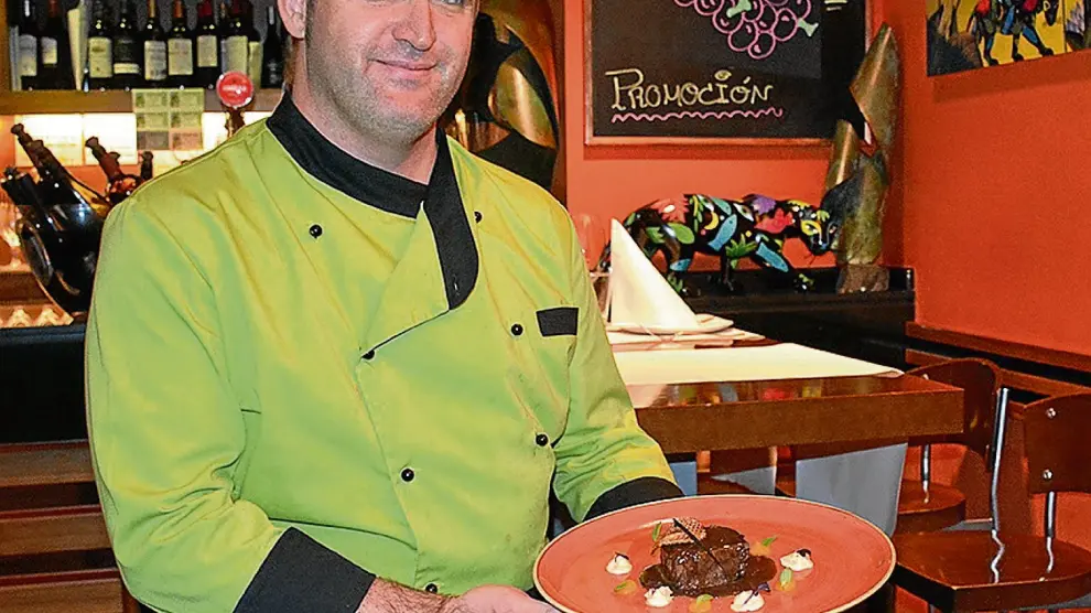 David Pardos, jefe de cocina del restaurante Palomeque, muestra un guiso de carrilleras de ternera.