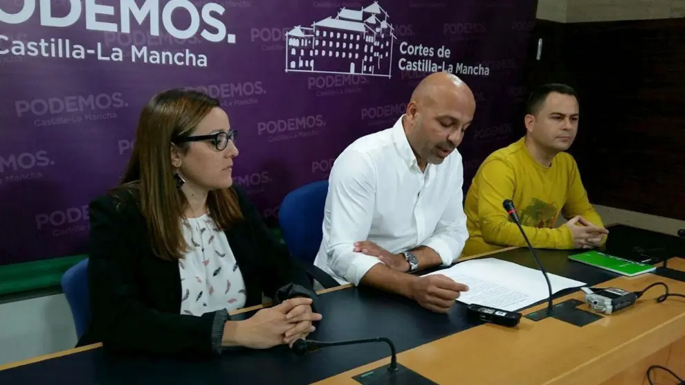 Secretario general de Podemos en Castilla- La Mancha, José García Molina (c) durante una rueda de prensa en la que el grupo anunciaba la ruptura del acuerdo de investidura con el POSE