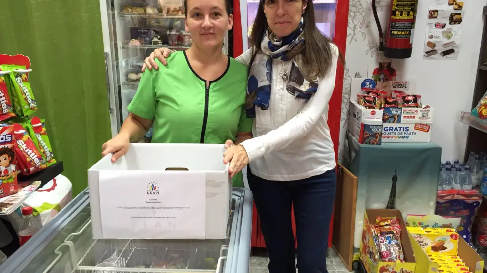 María Jesús Pomed y Julia Calvo en la panadería que recoge medicamentos para Venezuela