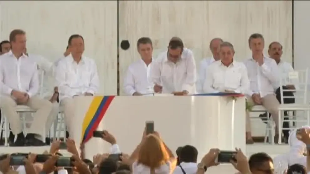 El Gobierno colombiano y las FARC firman la paz tras 4 años de negociación y 52 de guerra