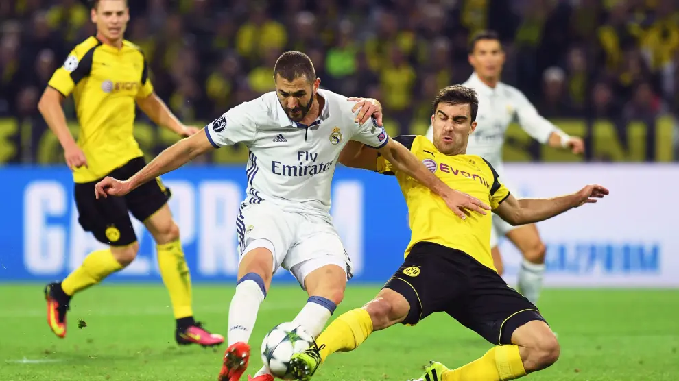 El jugador del Real Madrid Karim Benzema (c) disputa el balón con Sokratis Papastathopoulos (d), del Dortmund,