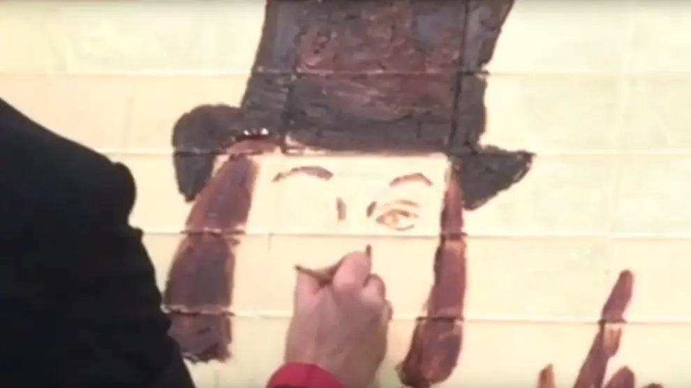 Diego Zappa pintando un cuadro con chocolate