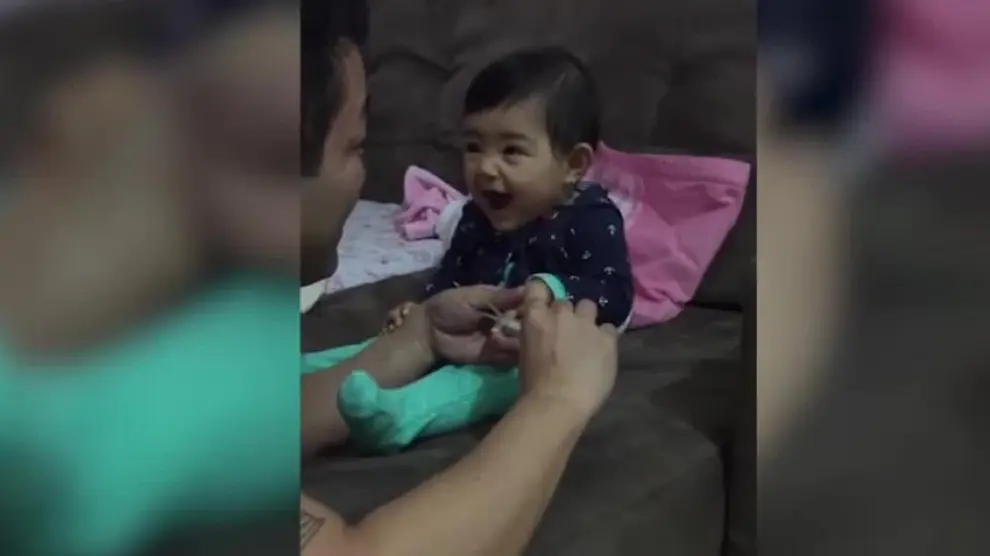 Bebé bromea con su padre