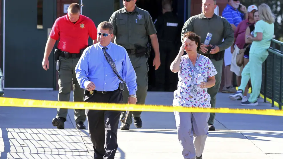 Un joven mata a su padre y luego abre fuego en una escuela de Estados Unidos