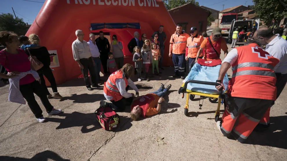 Los equipos de Cruz Roja atienden a una persona que simula un desmayo en El Campillo.
