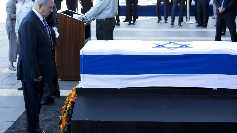 El primer ministro israelí, Benjamin Netanyahu, rinde sus respetos ante el féretro de Simón Peres.