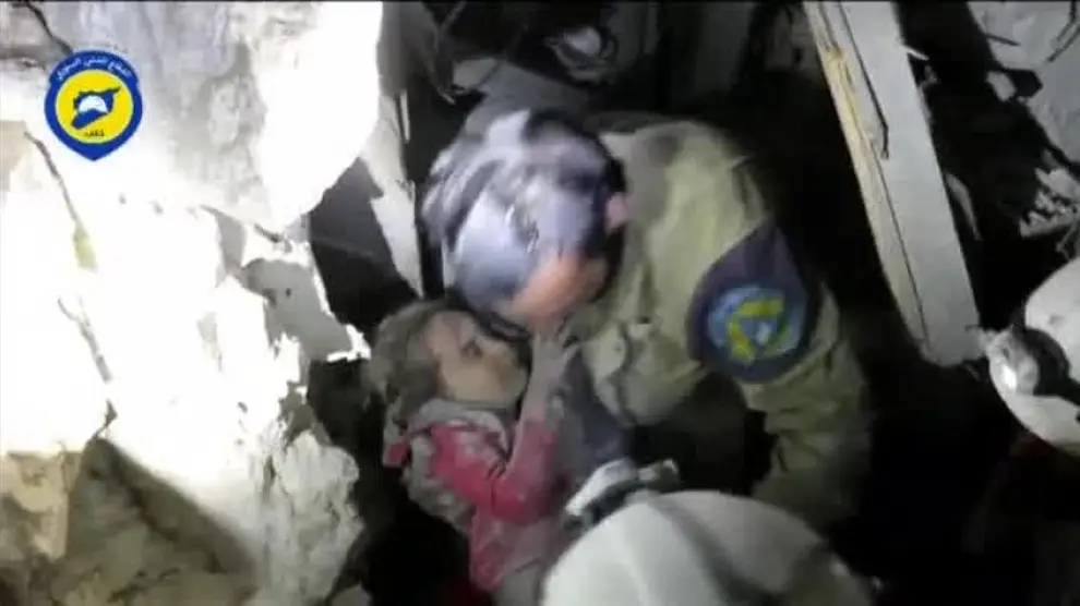 Rescatan a una niña de cinco años que había quedado atrapada tras un bombardeo en Alepo