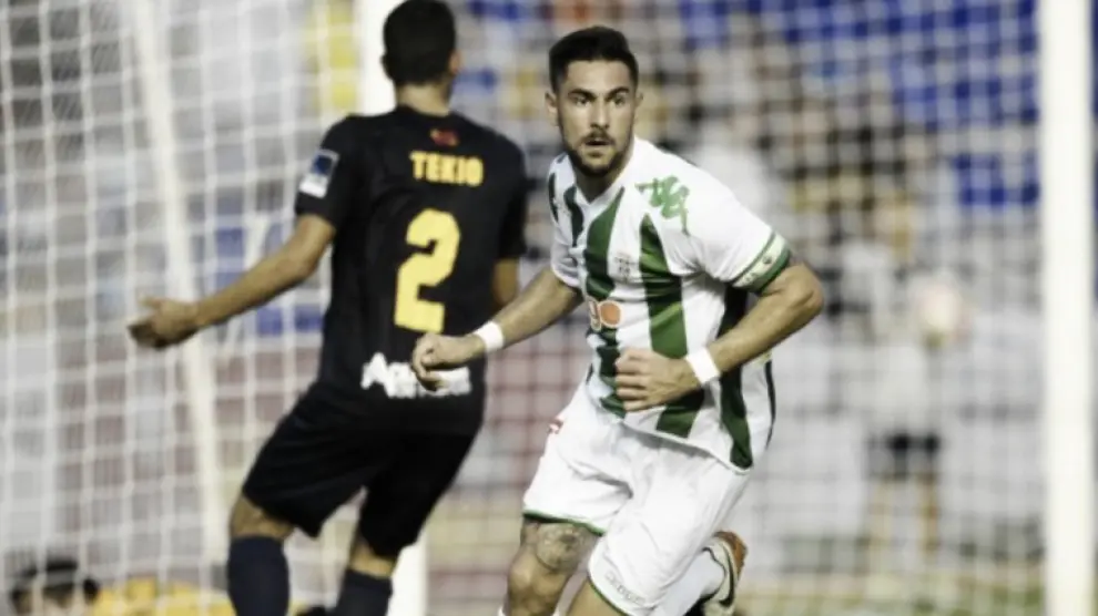 Luso Delgado, en el momento de marcar el gol del 1-1 en Murcia ante el UCAM, en la jornada 2ª.