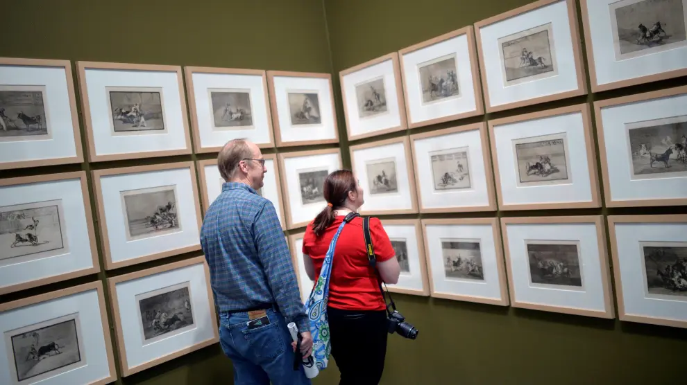 Algunas personas observan la obra 'Tauromaquia' de Goya