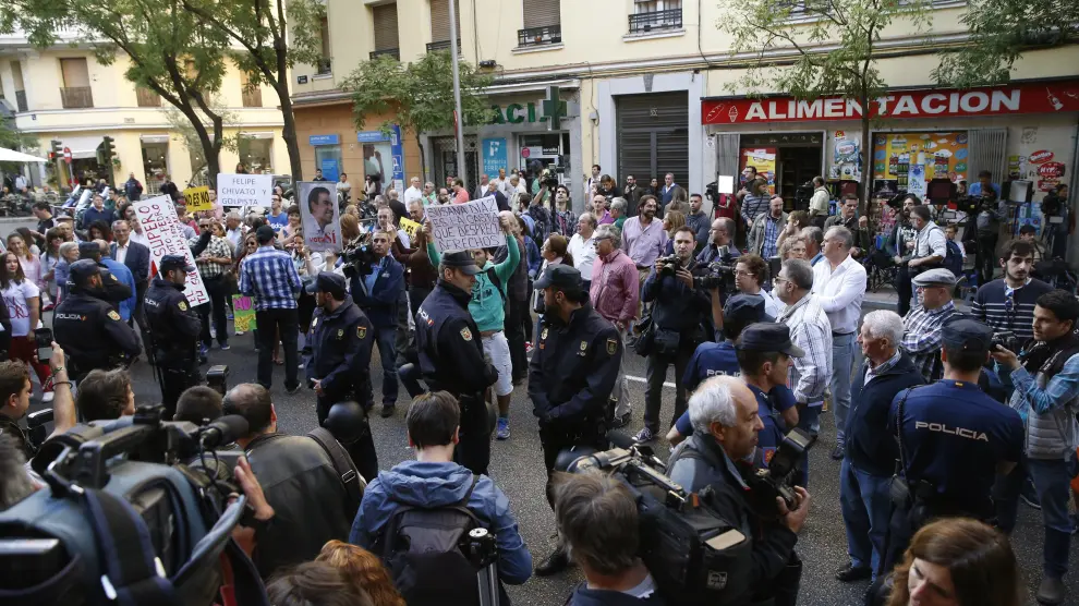 Exterior de la sede de Ferraz, donde se agolpan periodistas ante la mirada de las fuerzas de seguridad.