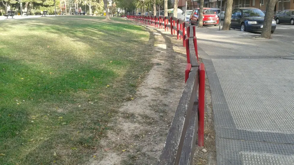 Estado del parque de la Paz tras las obras de instalación del nuevo sistema de riego.