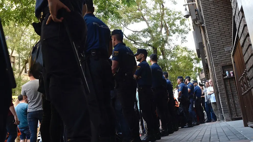 Efectivos policiales a las puertas de la sede madrileña de Ferraz