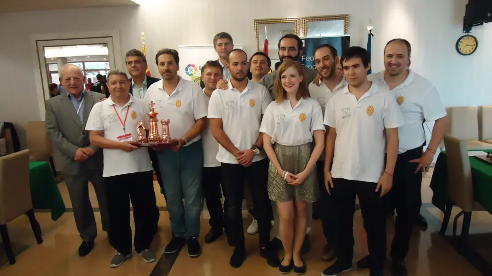 Los componentes del equipo del Jaime Casas de Monzón con su trofeo de tercer clasificados.