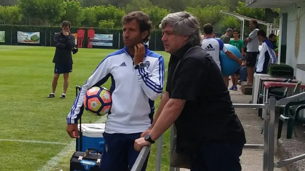 Luis Milla y Narciso Juliá, entrenador y director deportivo del Real Zaragoza, charlan durante la pretemporada en Boltaña (Huesca), hace dos meses y medio.