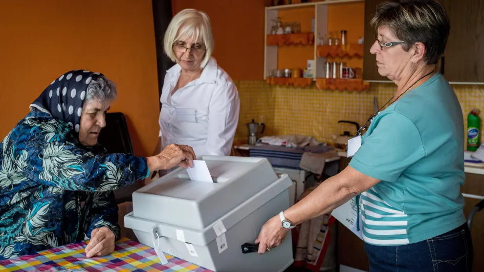 Una mujer húngara deposita su papeleta en su casa