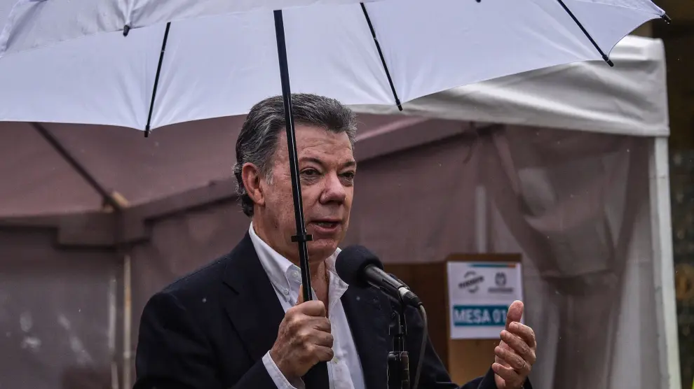 Santos anima a votar en el plebiscito de Colombia pese a la lluvia