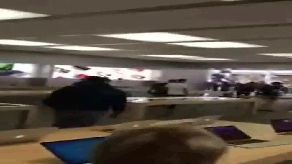 Hombre destruye iPhones en un Apple Store