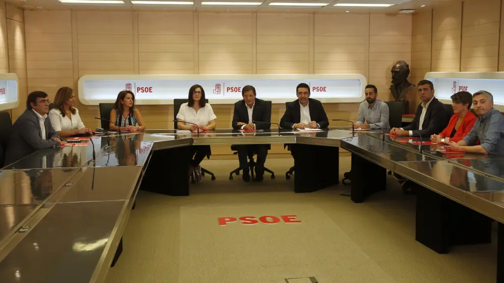 Primera reunión de la gestora del PSOE presidida por Javier Fernández.
