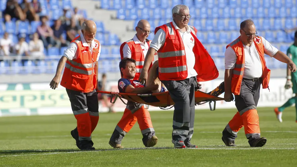 Camacho en el momento en que tuvo que retirarse en camilla en el partido contra el Almería.