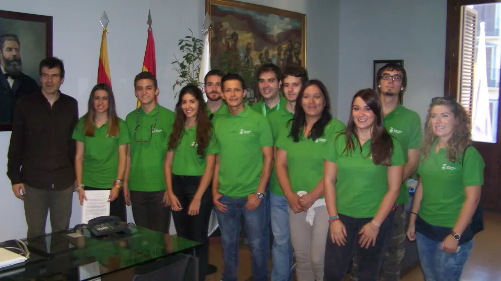 Los representantes de la caravana del clima fueron recibidos en el ayuntamiento de Graus por el concejal Joaquín Baldellou.