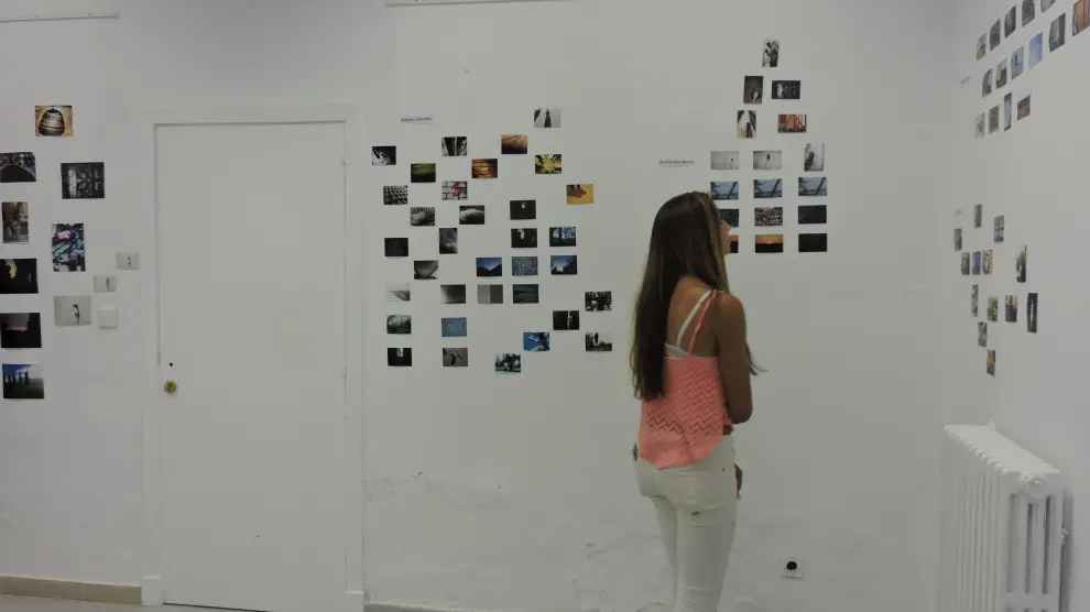 Una joven observa las fotografías de los alumnos del curso pasado.