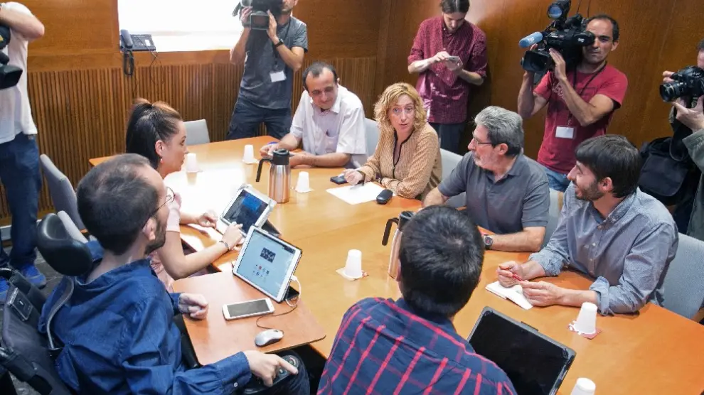 Podemos e IU se han reunido hoy en una sala de las Cortes de Aragón para para analizar las consecuencias que puede tener en Aragón la dimisión forzada de Pedro Sánchez