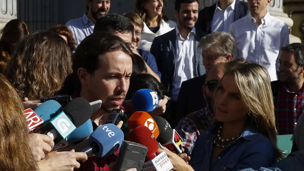 El secretario general de Podemos, Pablo Iglesias, atiende a los medios de comunicación tras presentar hoy una proposición para derogar la ley de Racionalización y Sostenibilidad de la Administración Local.