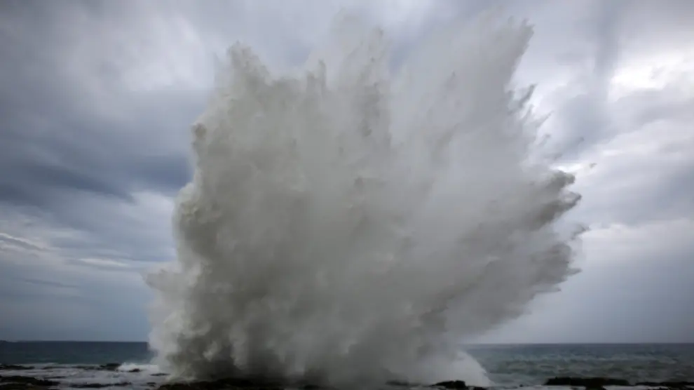Foto de archivo de una ola chocando contra la costa