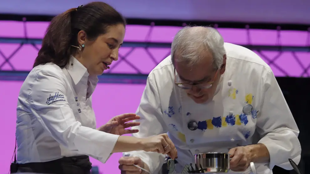La chef Elena Arzak acompañada por el cocinero Xavier Gutiérrez durante su intervención en la XVIII edición de San Sebastián Gastronómika.