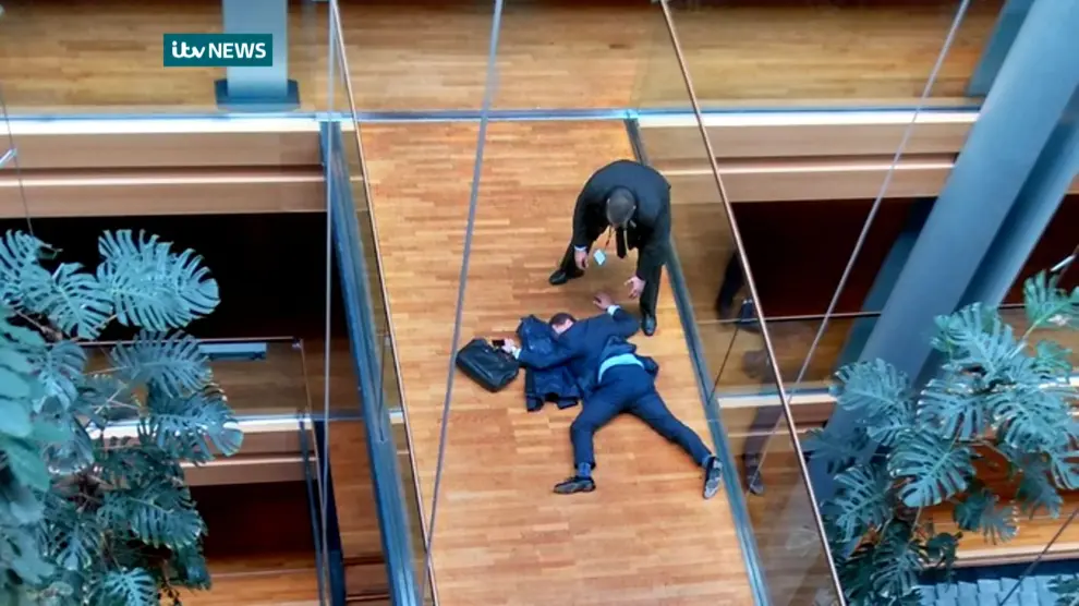El eurodiputado Steven Woolfe, tendido en el suelo en una imagen captada por la cadena ITV