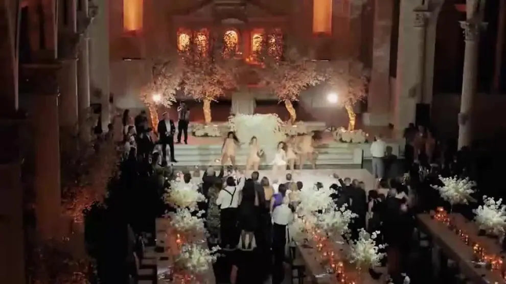 La actriz Melissa Molinaro baila como Beyoncé en su boda