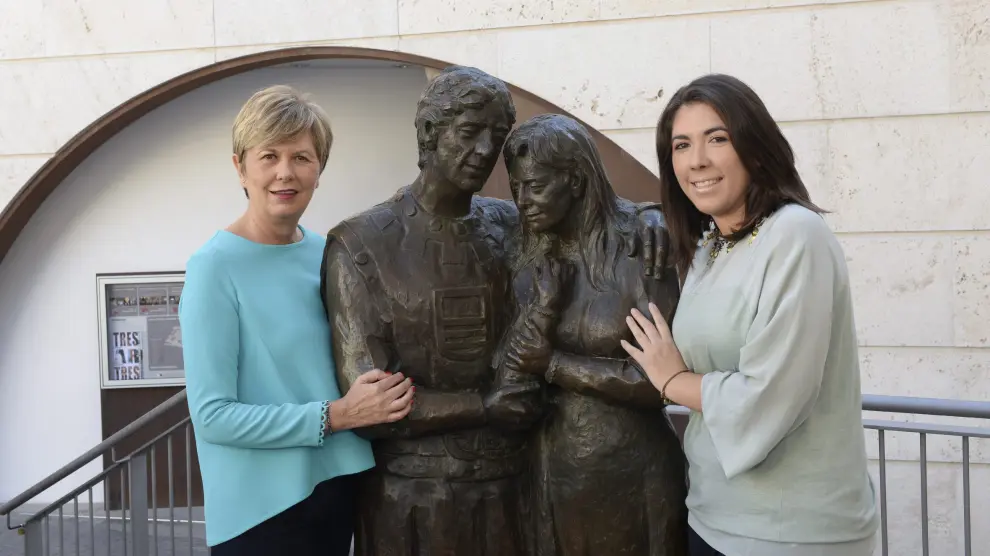 Rosa Blasco y su hija María, a ambos lados de la estatua de los Amantes de Teruel, confeccionarán el traje de Isabel de Segura.