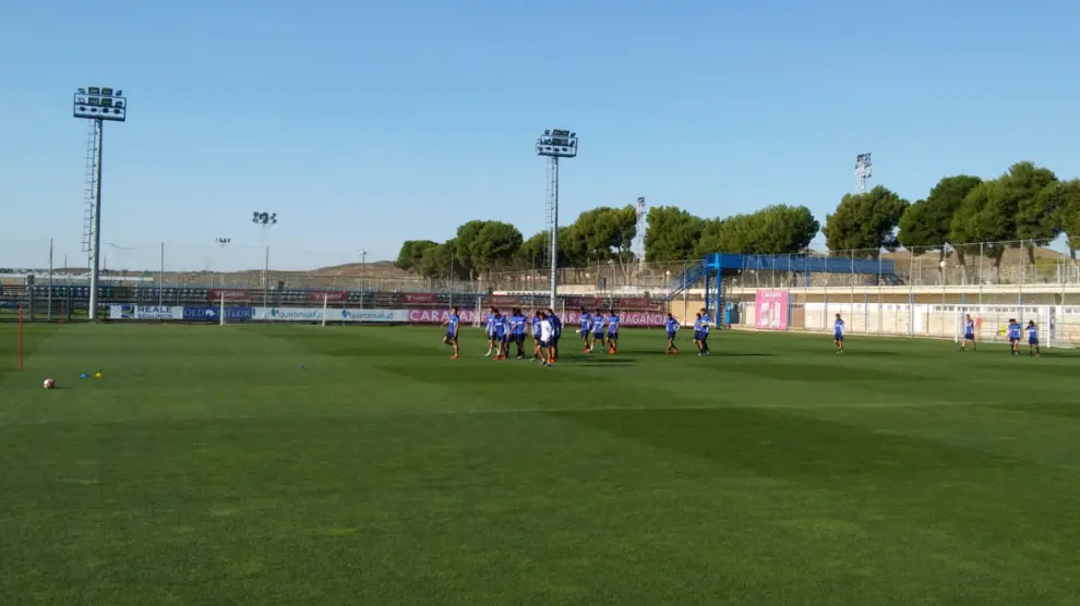 La plantilla del Real Zaragoza sale al campo de entrenamientos en la mañana de este viernes, con Xumetra a la cabeza.