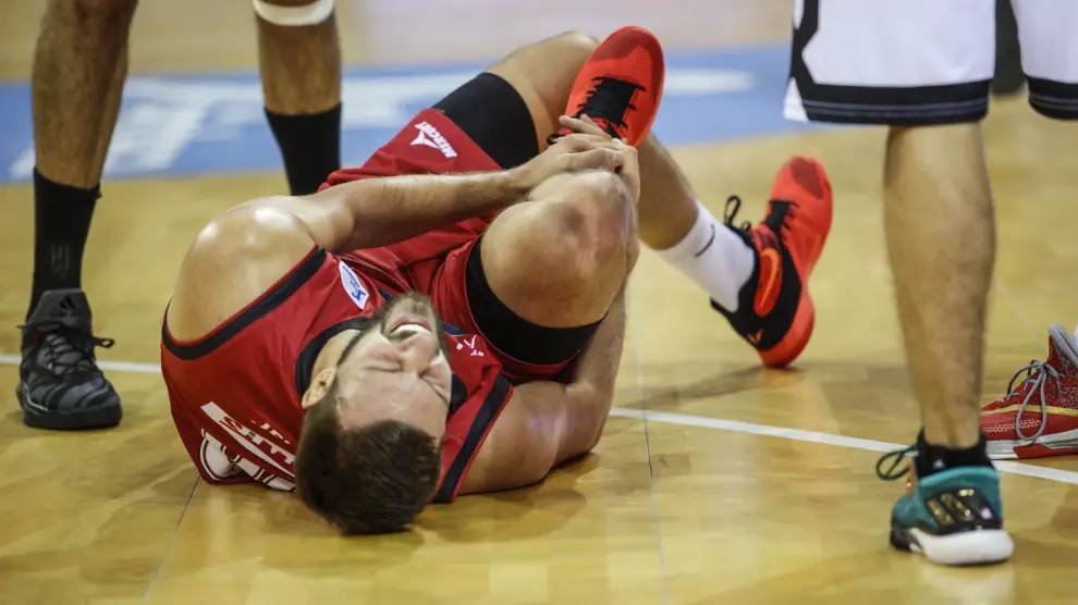 Jelovac se duele en el suelo tras sufrir la lesión