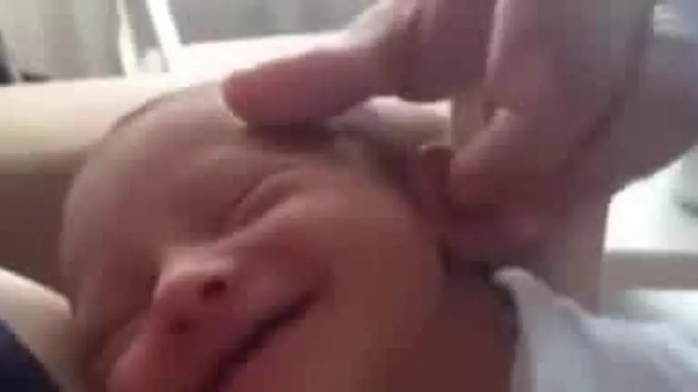 La tierna sonrisa de un bebé cuando lo acarician