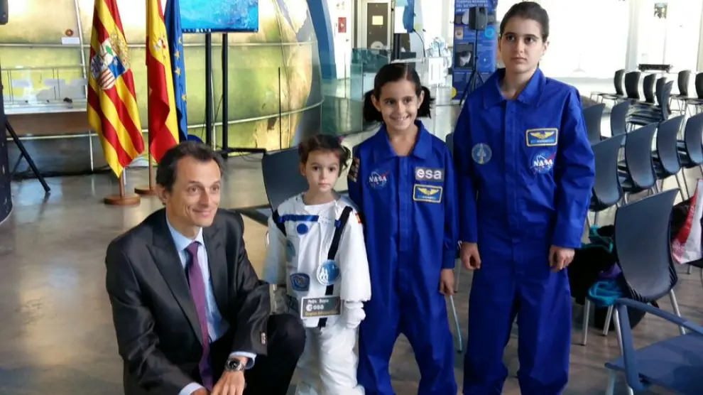 Duque posando con tres niños en el Centro Astronómico de Huesca.