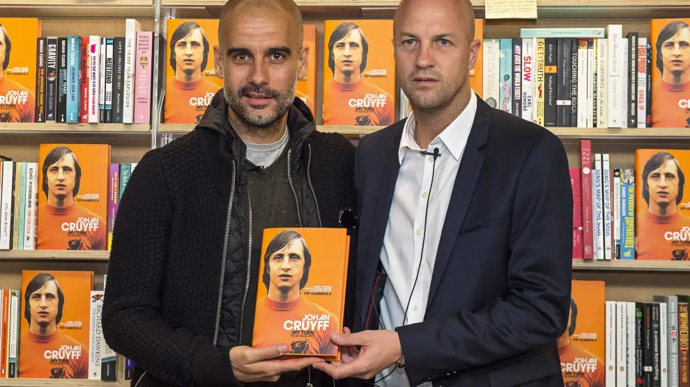 Pep Guardiola y Jordi Cruyff durante la presentación del libro el viernes en Londres.