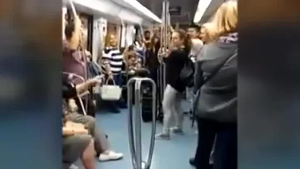 Dos ancianos bailan hip hop en el metro de Barcelona