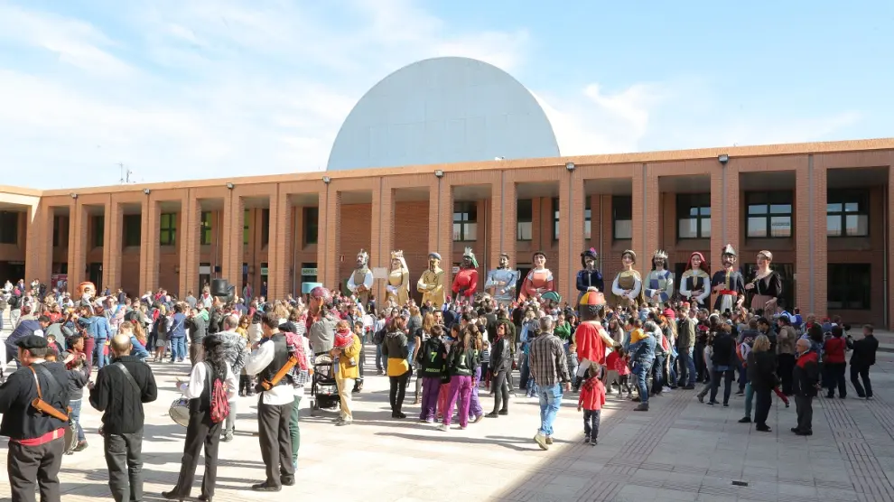 Los Gigantes y Cabezudos han visitado este martes la Feria de Zaragoza para celebrar el Día del Niño.