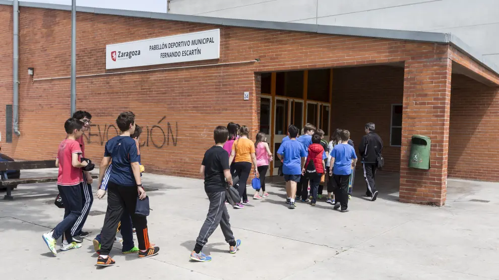 Un grupo de alumnos entra en un pabellón municipal