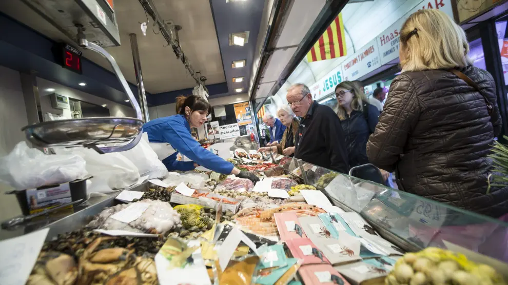 Ana López, despachando ayer mariscos en su puesto del Mercado Central de Zaragoza.