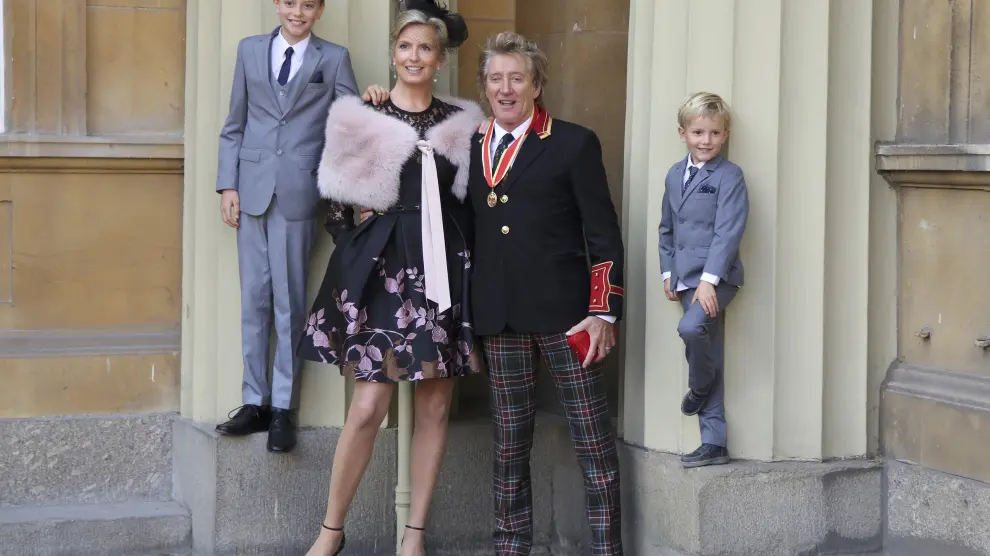 Stewart, con su mujer y sus dos hijos pequeños, este martes en el palacio de Buckingham.
