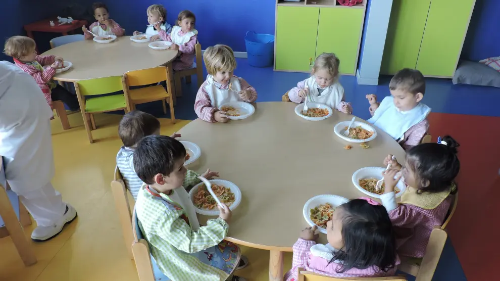 Varios niños del centro de educación infantil Las Pajaritas de Huesca comiendo.