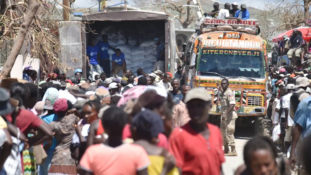 Cientos de haitianos aguardan para recibir la ayuda humanitaria en una imagen de archivo.