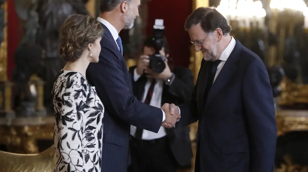 Rajoy saluda a los Reyes en la recepción en el Palacio Real