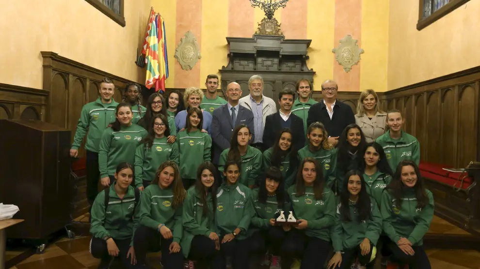 El equipo cadete femenino de la Zoiti durante la recepción del Ayuntamiento.