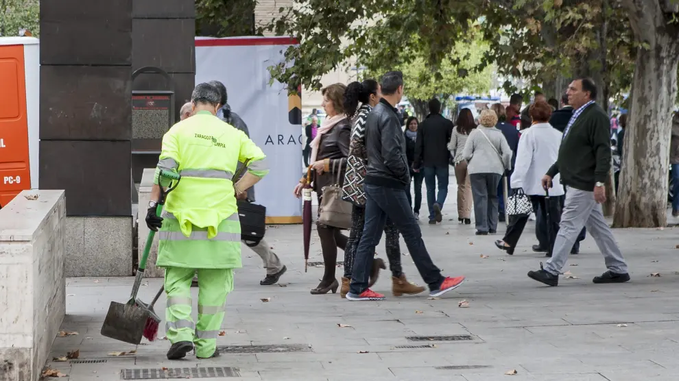 Un empleado de limpieza barre las calles, ayer en el Casco Histórico de Zaragoza.